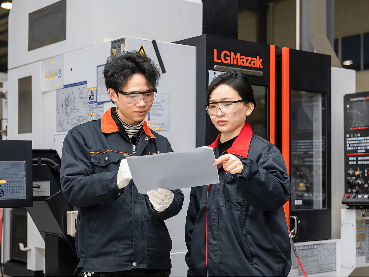 Tianluping team reviewing a manufacturing project