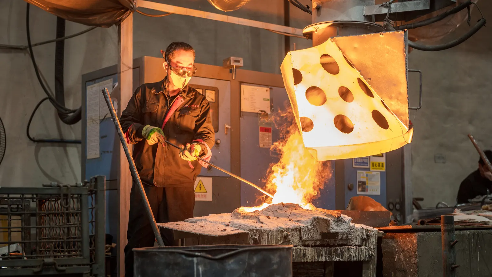 Investment casting pouring operation at Tianluping Metal